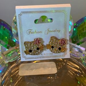 CHLOE ACCESSORY RHINESTONE GOLD TONE HELLO KITTY PIERCED EARRING 1/2 INCH NEW